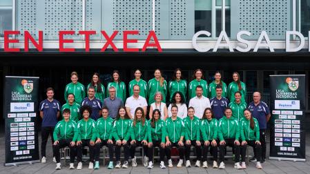 Los componentes de la primera plantilla del Replasa Beti Onak junto a autoridades y patrocinadores tras la presentación oficial en el Navarra Arena
