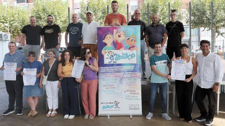 Responsables de ADANO y de los participantes en la fiesta solidaria, el domingo en Berriozar