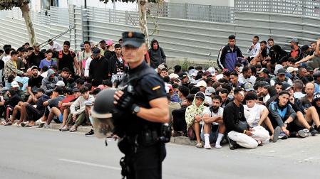 Continúan las aglomeraciones de migrantes en las inmediaciones del embolsamiento de Loma Colmenar para acceder a la zona, en Ceuta, este martes