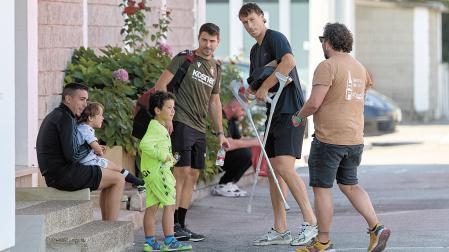 Jorge Herrando, con muletas, se acercó este martes a Tajonar
