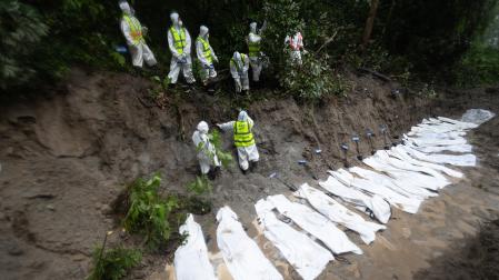 Agentes de cuerpos de emergencias junto a varios cadáveres sin identificar en Nepal