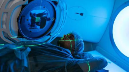 Un paciente siendo sometido a radioterapia con un acelerador lineal
