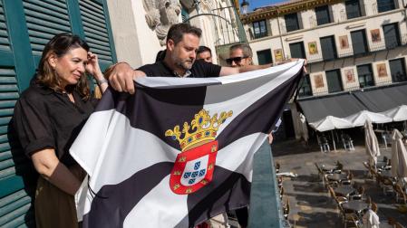 El Ayuntamiento de Tudela, con el equipo de gobierno de UPN como promotor, colocó este miércoles por la mañana la bandera de Ceuta en el balcón de la Casa del Reloj