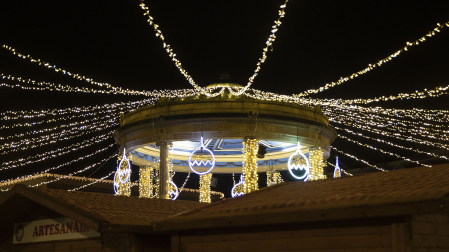 Kiosko de la plaza del Castillo iluminado por Navidad