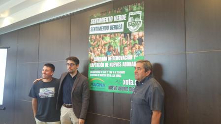 Los miembros de la junta directiva del Xota Aarón Oriz, tesorero; Asier Cotelo, presidente, y Esteban Iturbe, vicepresidente, han presentado la campaña de abonados