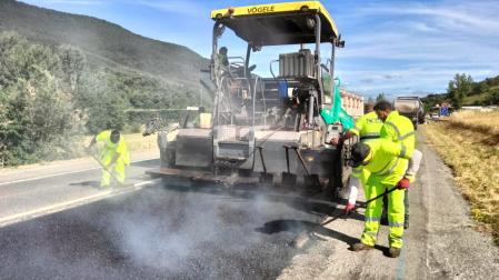 Obras de rehabilitación de firme en una carretera de Navarra