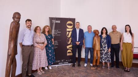 El director general de Cultura, Ignacio Apezteguía; junto a la alcaldesa de Estella, Mara Ruiz de Alda; la concejal de Cultura de la localidad, Ana Duarte; el director gerente de la Fundación Baluarte, Rubén Jauquicoa; la directora artística de la SMADE, Raquel Andueza, y otros asistentes a la presentación de la nueva edición del programa