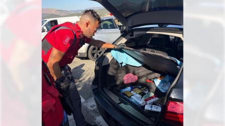 En el registro de los automóviles, los agentes localizaron cientos de productos de primeras marcas y de gran valor comercial —principalmente perfumes, calzado, cosmética y artículos de droguería— ocultos en los maleteros y en los huecos de las ruedas de repuesto.