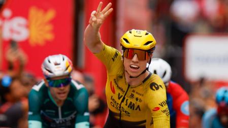 El ciclista británico del Team Visma-Lease a Bike, Matthew Brennan, celebra su tercera victoria de etapa en La Vuelta a España