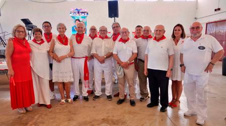 Los socios del Club de Jubilados de Milagro que fueron homenajeados, junto a las autoridades