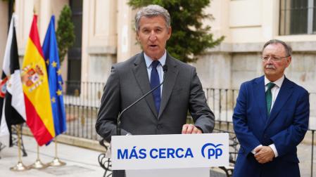 El presidente nacional de Partido Popular, Alberto Núñez Feijóo (c), hace una declaración en el marco de su asistencia al acto institucional del Día de Ceuta