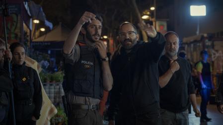 Fernando González Molina (derecha) da indicaciones a Enric Auquer durante el rodaje de la película Cronos