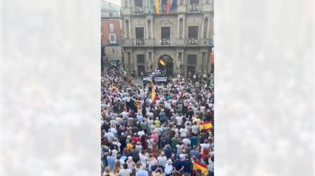 Así está la plaza del Ayuntamiento por la concentración en apoyo a Ceuta