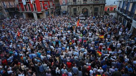 Fotos de la concentración de apoyo a Ceuta celebrada en la plaza Consistorial en Pamplona