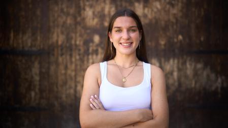 Lucía Ibarrola, tenista de 22 años, posa junto a uno de los baluartes de la Ciudadela de Pamplona