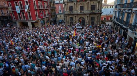 Fotos de la concentración de apoyo a Ceuta celebrada en la plaza Consistorial en Pamplona