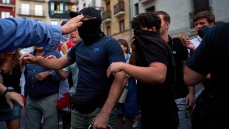 Fotos de la concentración de apoyo a Ceuta celebrada en la plaza Consistorial en Pamplona