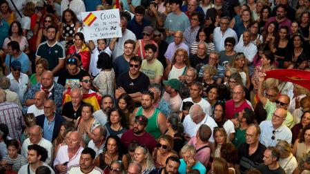 Fotos de la concentración de apoyo a Ceuta celebrada en la plaza Consistorial en Pamplona