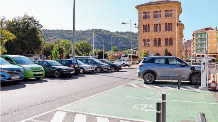 Un vehículo en los puntos de recarga de Estella