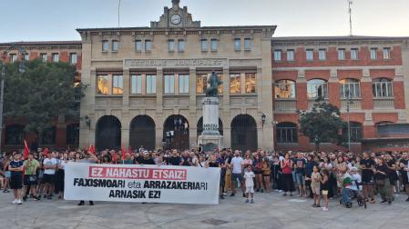 A unos 300 metros, concentración “antifascista” con GKS