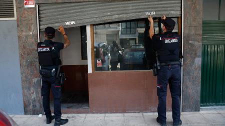 Agentes de la ertzaintza investigan este miércoles una lonja perteneciente a la familia del presunto asesino del taxista que falleció anoche en Azpeitia.