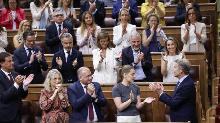 La bancada Popular aplaude la intervención del líder del partido, Alberto Núñez-Feijóo (d), en el pleno en el que comparece el presidente del Gobierno, Pedro Sánchez, en el Congreso de los Diputados, este jueves, para informar de la gestión de la crisis en Ceuta