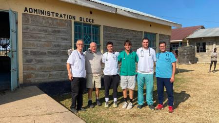 El Dr. Marc Vives, especialista de la Clínica Universidad de Navarra, junto a parte del equipo de voluntarios durante su estancia en Emorogi (Kenia) .