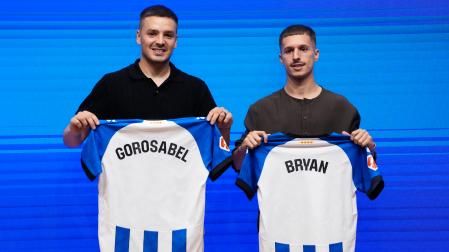 El defensa Andoni Gorosabel (i) y el extremo Bryan Zaragoza (d) durante su presentación este jueves como nuevos jugadores del RCD Espanyol.