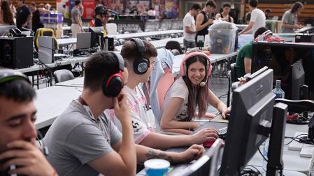 Participantes en la Navarra LAN Party, que se celebra en la UPNA.
