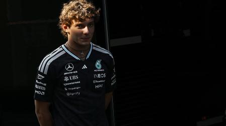 El piloto de Mercedes Andrea Kimi Antonelli en el paddock de Monza