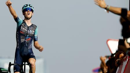 El ciclista esloveno Jakob Omrzel del equipo Team Bahrain Victorious celebra al ganar la 12ª etapa de La Vuelta en la meta de Calar Alto (Almería)