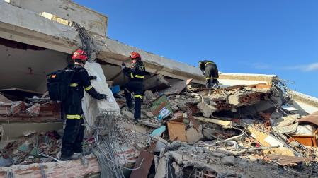 Rescatistas de la IAE Rescue bajo los escombros.