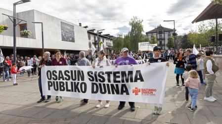 Imagen del final de una manifestación con final en la plaza de los Fueros, de Elizondo, en demanda de mejoras en las sanidad pública.