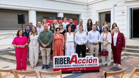 EN TUDELA En la primera fila, junto al resto de ponentes y de izquierda a derecha: Ainhoa Hernández, presentadora del evento y periodista de Diario de Navarra; Alicia Nicolás, directora comercial de Diario de Navarra; Rafael Loscos, presidente de AER; Vitori Hernández, CEO de Intrepit; Isabel Vicente de Vera, coordinadora de la CAT; Uxue Itoiz, directora gerente de CEIN; Mikel Irujo, consejero de Industria y de Transición Ecológica y Digital Empresarial; Alejandro Toquero, alcalde de Tudela; Marta Bondesio, gerente de Bondesio; y Blanca Pérez de Arenaza Tejada, gerente de Blanca Fotografía Profesional