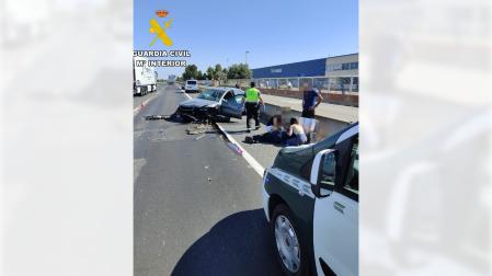 Efectivos de la Guardia Civil atiende al herido de 26 años en Cortes