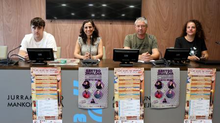 Aimar Echeverría, Charo Apesteguía, Juan Antonio Urra y Leonor Lassa, representantes de Tierras de Iranzu durante la presentación del programa en la sede de Mancomunidad de Montejurra.