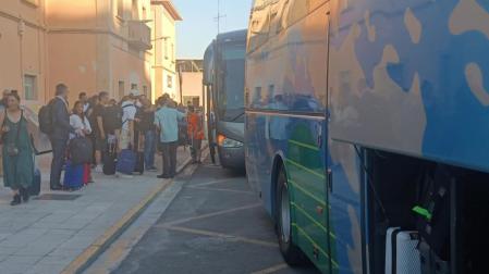 Pasajeros del tren Madrid-Pamplona, tomando un autobús en Tudela