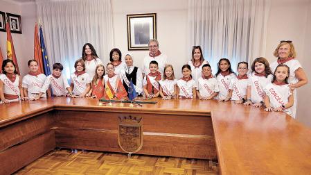 La corporación infantil en el salón de plenos del Ayuntamiento de Milagro