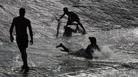 Varias personas se refrescan ante las altas temperaturas