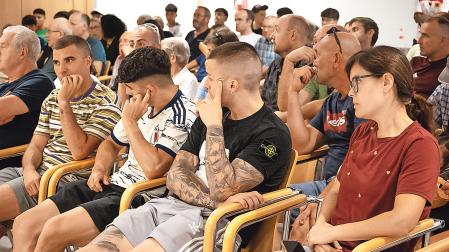 Imagen de la concurrida asamblea celebrada en julio por el Izarra en medio del conflicto