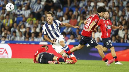 El delantero de la Real Sociedad Mikel Oyarzabal cae tras la entrada de Yoel Lago, del Celta, durante el partido