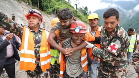 Fotografía cedida por el Ejército de Nepal que muestra el rescate de uno de los dos trabajadores que permanecían atrapados en un túnel del proyecto hidroeléctrico Trishuli 3A,