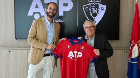 Guillermo Redrado, vicepresidente y director comercial de ATP Iluminación., junto al presidente del Club Atlético Osasuna, Luis Sabalza