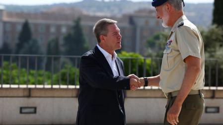 El rey Felipe VI, junto al presidente de Castilla-La Mancha, Emiliano García-Page, en la inauguración de la exposición España en los Estados Unidos, en el Museo del Ejército en Toledo