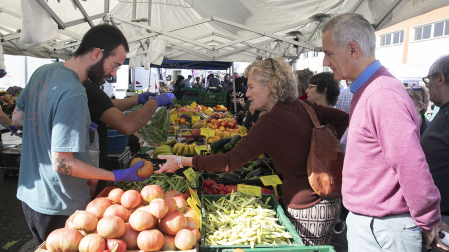 Uno de los puestos del mercadillo de Landaben
