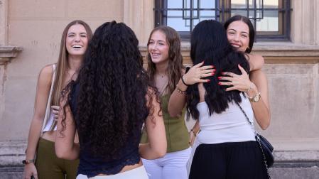 Alumnas de Bachillerato de Liceo Monjardín se abrazan a la entrada del centro, el primer día del curso escolar.