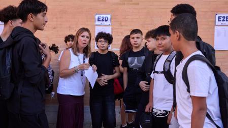 Alumnos de segundo de ESO (12-13 años) del IES Basoko de Pamplona, antes de comenzar las clases, en el patio del instituto.