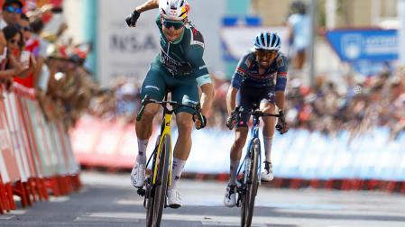 El belga Wout Van Aert (izda.), se impone al francés Valentin Paret Peintre en la meta de Loja