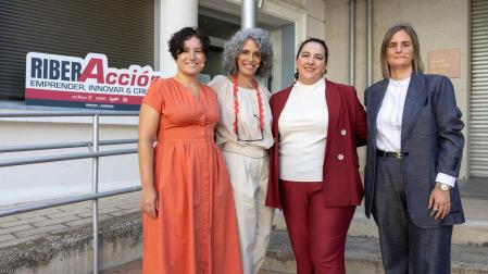 De izquierda a derecha, Vitori Hernández Ullate, Marta Bondesio Chueca, Blanca Pérez de Arenaza Tejada, y Ana Malo Jaso, antes de comenzar la mesa redonda que protagonizaron en el foro RiberAcción de Tudela