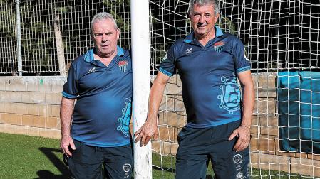 Miguel Pascual, a la izda., uno de los veteranos de la directiva, y el presidente, José Miguel Osés San Juan, lanzarán el cohete